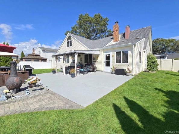 16 Ballad Circle, Holbrook NY 11741