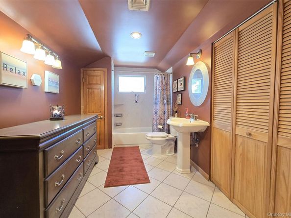 16 Ballad Circle, Holbrook NY 11741