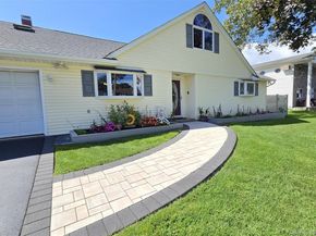 16 Ballad Circle, Holbrook NY 11741