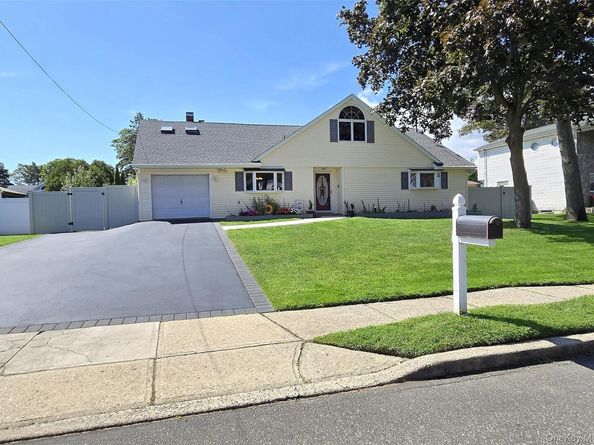 16 Ballad Circle, Holbrook NY 11741