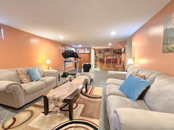 16 Ballad Circle, Holbrook NY 11741