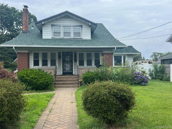 221 E Dean Street, Freeport NY 11520