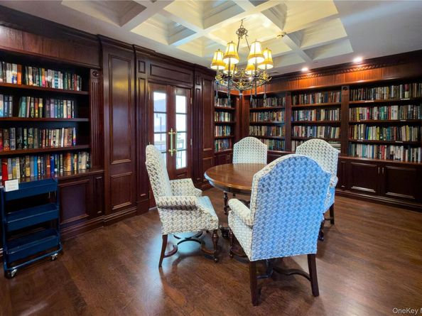 290 Roosevelt Way, Westbury NY 11590