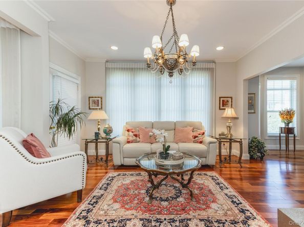 290 Roosevelt Way, Westbury NY 11590