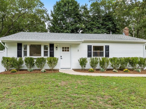 7 Artist Drive, Middle Island NY 11953