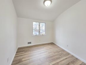 21 Possum Lane, East Setauket NY 11733