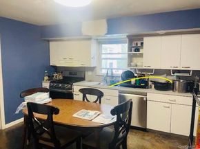 114 Camdike St, Valley Stream NY 11580