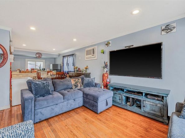 46 W Willow Street, Brentwood NY 11717