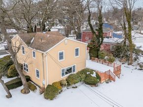 26 Pinetree Lane, Roslyn Heights NY 11577