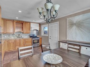 77 Farmers Avenue, Lindenhurst NY 11757