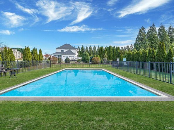 20 Dogwood Lane, East Moriches NY 11940