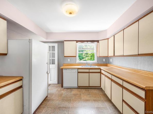 4 Cooks Lane, Westhampton NY 11977