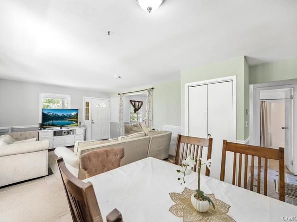 4 Cooks Lane, Westhampton NY 11977