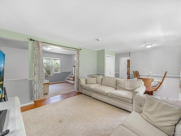 4 Cooks Lane, Westhampton NY 11977