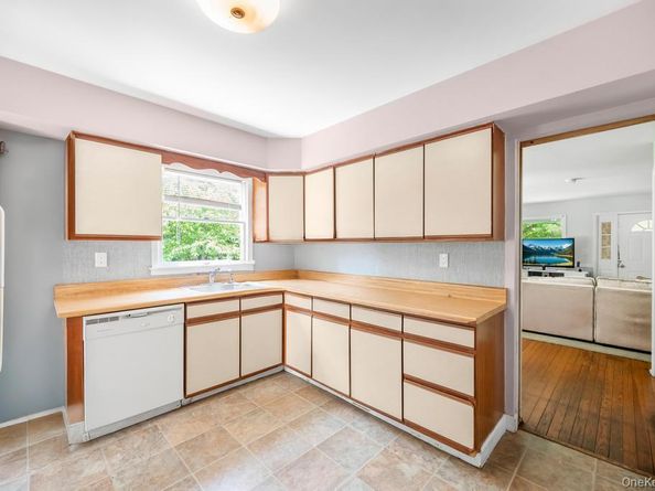 4 Cooks Lane, Westhampton NY 11977