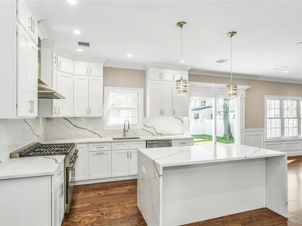 9 Briggs Street, Hicksville NY 11801