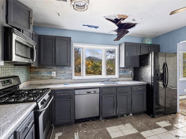 25 Crater Lake Drive, Coram NY 11727