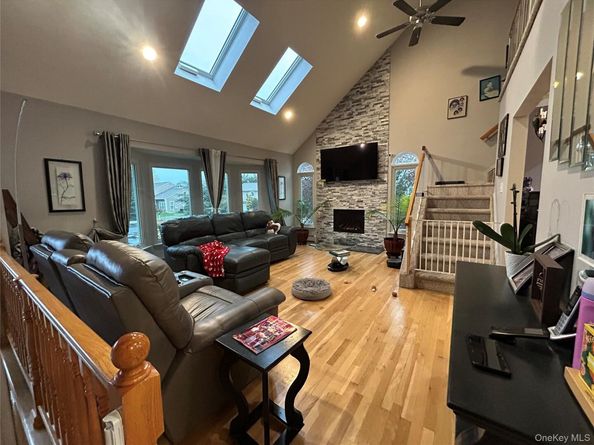 839 Pine Avenue, West Islip NY 11795