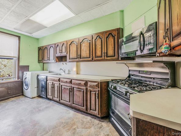 7935 77th Avenue, Glendale NY 11385