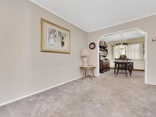 15 2nd Avenue, Farmingdale NY 11735