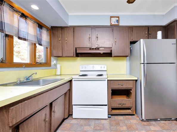 15 2nd Avenue, Farmingdale NY 11735