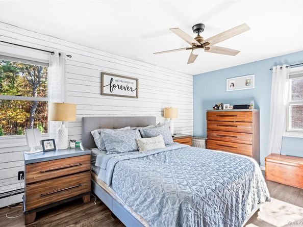 31 Fallen Leaf Road, Holbrook NY 11741