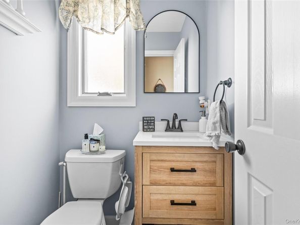 31 Fallen Leaf Road, Holbrook NY 11741