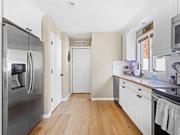 31 Fallen Leaf Road, Holbrook NY 11741