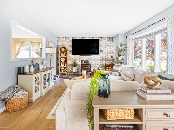 31 Fallen Leaf Road, Holbrook NY 11741