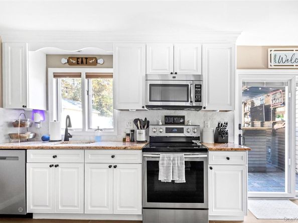 31 Fallen Leaf Road, Holbrook NY 11741