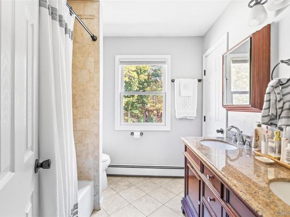 31 Fallen Leaf Road, Holbrook NY 11741