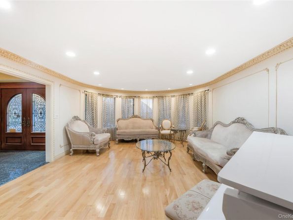 201-05 28th Ave, Bayside NY 11360