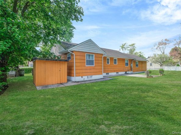 23 Portland Way, Wheatley Heights NY 11798