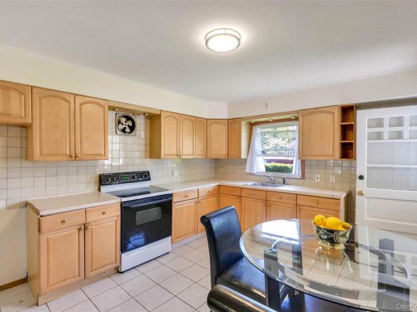 23 Portland Way, Wheatley Heights NY 11798