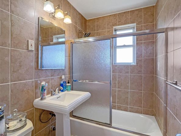 138-25 68 Drive 3D, Kew Garden Hills NY 11367