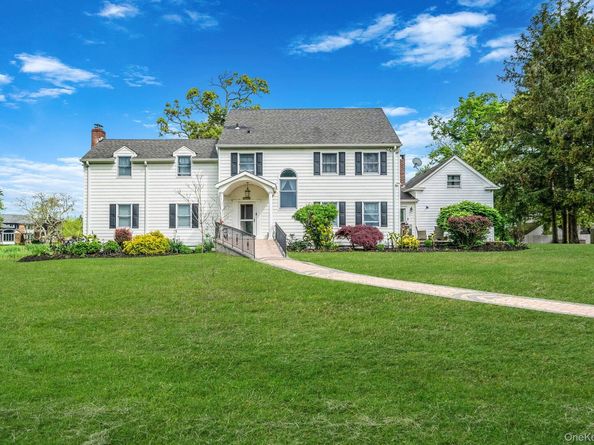 21 Demarre Lane, Bayport NY 11705
