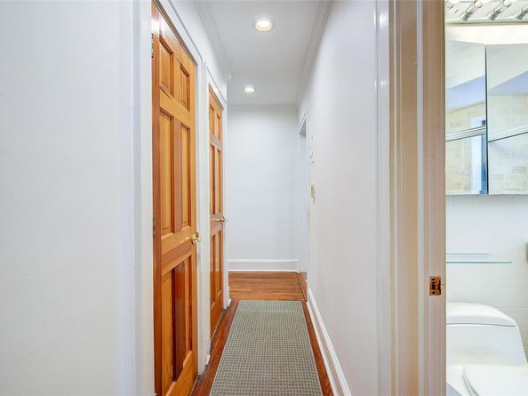 2 Town House Place 2H, Great Neck NY 11021