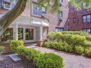 2 Town House Place 2H, Great Neck NY 11021