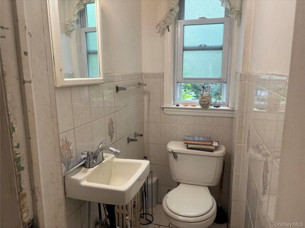 35 W Raymond Avenue, Roosevelt NY 11575