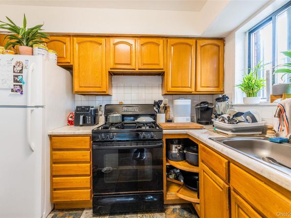 7511 164th St, Fresh Meadows NY 11366