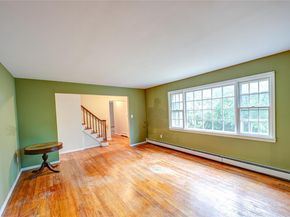 10 Valentine Road, Shoreham NY 11786