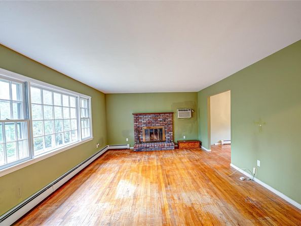 10 Valentine Road, Shoreham NY 11786