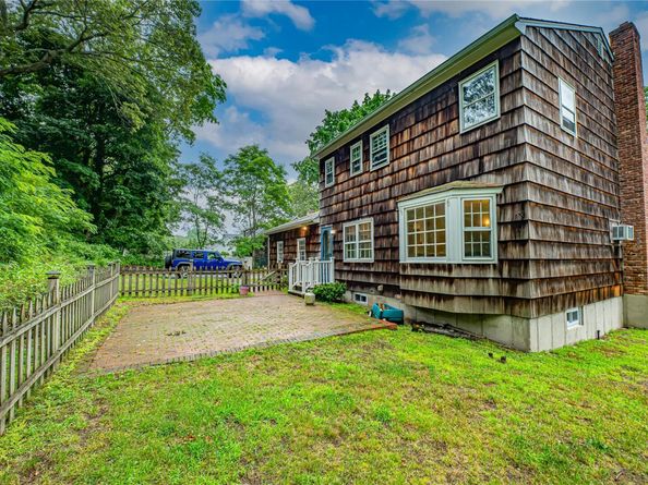10 Valentine Road, Shoreham NY 11786