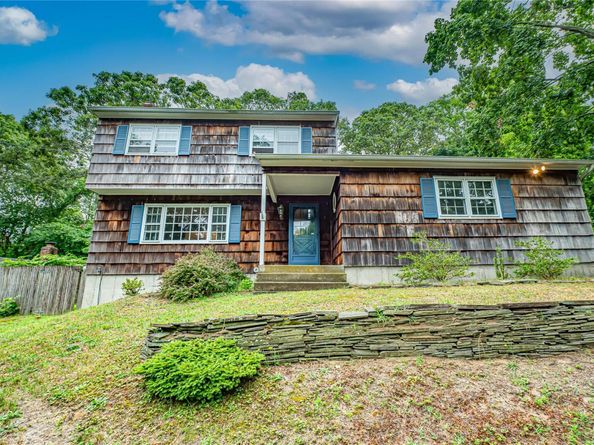 10 Valentine Road, Shoreham NY 11786