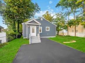 17 Banbury Court, Amityville NY 11701