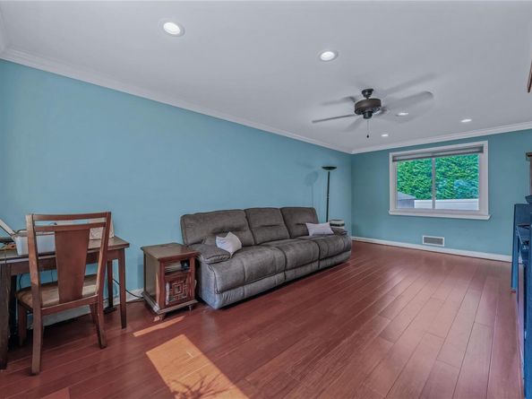 72 Harris Avenue, Hewlett NY 11557