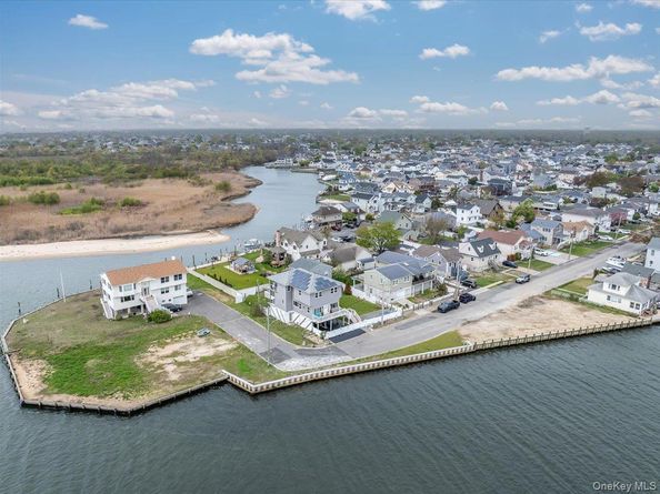 981 S 4th Street, Lindenhurst NY 11757
