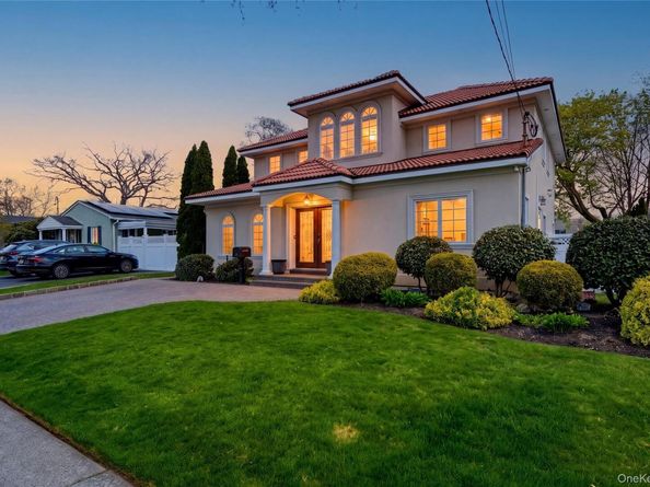 59 Park Lane, Massapequa NY 11758