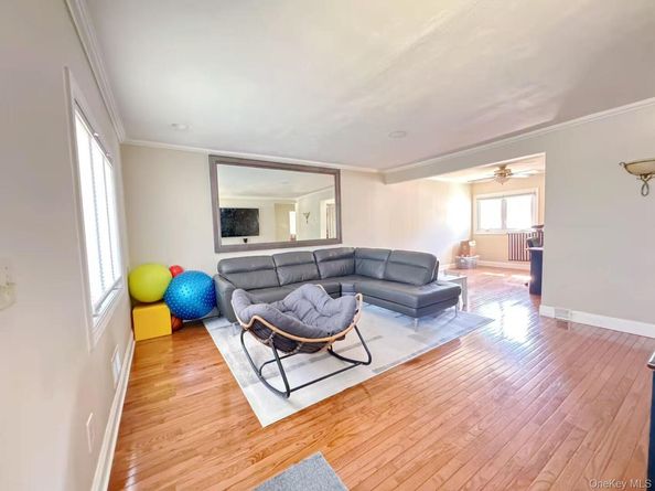 10 Garden Court, Carle Place NY 11514