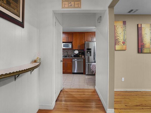 54 E Maujer Street, Valley Stream NY 11580